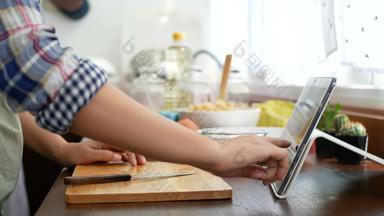 女人手指幻灯片平板电脑屏幕切片红色的番茄准备成分烹饪遵循烹饪在线视频剪辑网站烹饪内容互联网技术现代生活方式